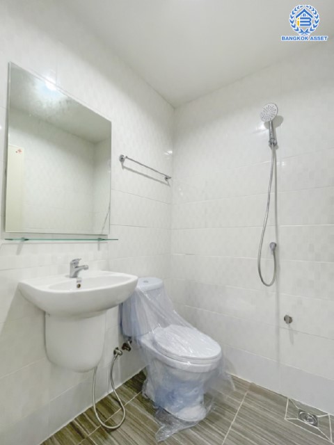 ทาวน์เฮ้าส์มือสองตกแต่งใหม่ ม.บุศรินทร์ บางบัวทอง บนเนื้อที่ 18 ตร.ว. ฟังก์ชัน 2 ห้องนอน 2 ห้องน้ำ 1 ที่จอดรถ ราคาถูกจนต้องรีบจอง! ทำเลดี เชื่อมต่อหลายเส้นทาง ถ.กาญจนาภิเษก, ถ.รัตนาธิเบศร์, ถ.บางกรวย-ไทรน้อย และใกล้เซ็นทรัลเวสต์เกต และรถไฟฟ้าสายสีม่วง "สถานีบางพลู" เพียง 5 นาที